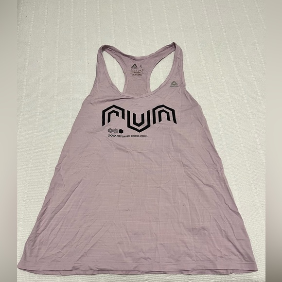 Reebok run top - Picture 1 of 2